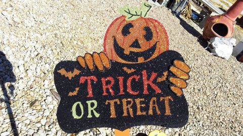 Trick-or-treat welcome sign (fall 2013)